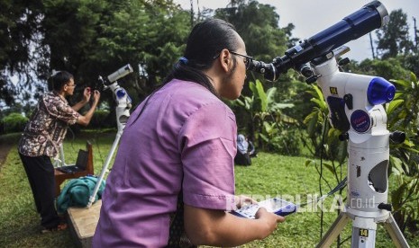 Observatorium Bosscha Amati Hilal Idul Fitri Hari Ini. Tim Observatorium Bosscha memantau penampakan hilal di Observatorium Bosscha, Lembang, Kabupaten Bandung Barat. Ilustrasi 