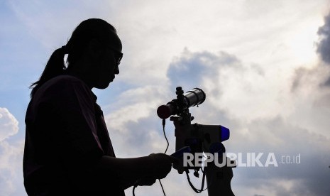 Observatorium Bosscha melakukan pengamatan bulan sabit muda atau hilal untuk penetapan awal Ramadhan 1441 Hijriah dan Syawal bagi Kementerian Agama (Kemenag) dan masyarakat Indonesia, Kamis (23/4). Pengamatan dilakukan dari pagi hari hingga bulan terbenam di ufuk Barat. 