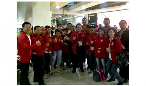 Tim Angkat Besi Olimpiade Indonesia tiba di Bandara Heathrow, London.