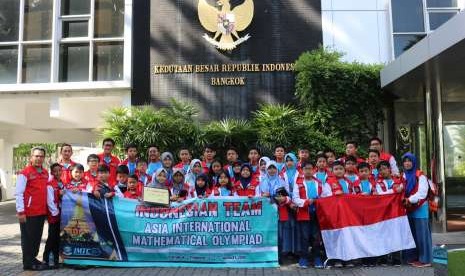 Tim Olimpiade Matematika Ilham Mathematics Training Center (IMTC).