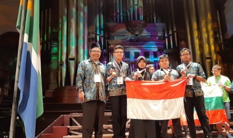 Tim Olimpiade Matematika Indonesia Klinik Pendidikan MIPA (KPM) kembali menorehkan prestasi membanggakan pada ajang South Africa International Mathematics Competition (SAIMC).