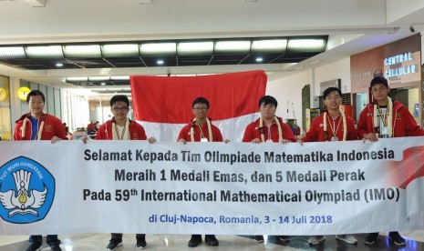 Tim Olimpiade Matematika Indonesia Sekolah Menengah Atas (SMA) yang berhasil menyabet satu medali emas dan lima perak dan menghantarkan Indonesia masuk peringkat 10 dunia dari 106 negara yang berkompetisi, di kejuaraan International Mathematical Olympiad (IMO) ke-59 di Cluj-Napoca, Rumania. 