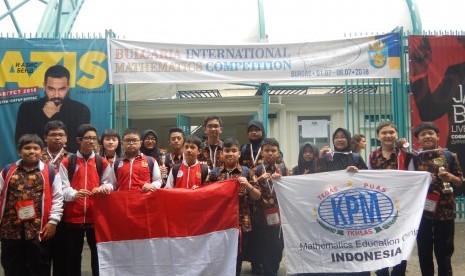 Tim Olimpiade Matematika Klinik Pendidikan MIPA (KPM) Indonesia berhasil mengukir prestasi cemerlang pada ajang Bulgaria Mathematics International Competition (BIMC) pada 1-6 Juli 2018 di Burgas, Bulgaria.