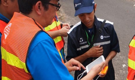 Tim Palyja bersama petugas meter reading sedang mencoba aplikasi berbasis sistem Android untuk membaca meter pelanggan.