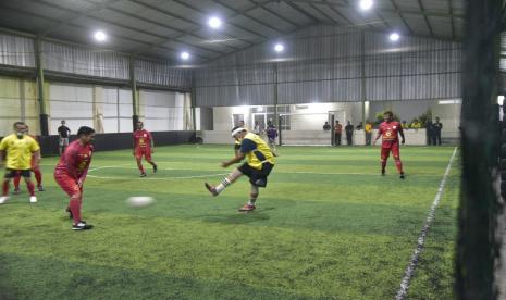 Tim Paman Birin yang dikomando Gubernur Kalsel H. Sahbirin mampu mengalahkan Tim Legenda Barito Putra dengan skor 39-9 pada laga persahatan di Lapangan Futsal Mahligai Pancasila Banjarmasin, Ahad (15/5/2022) malam.