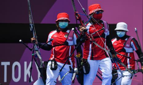 Tim panahan Indonesia Riau Ega Agatha Salsabila (tengah), Arif Dwi Pangestu (kiri), dan Alviyanto Prasetyadi.