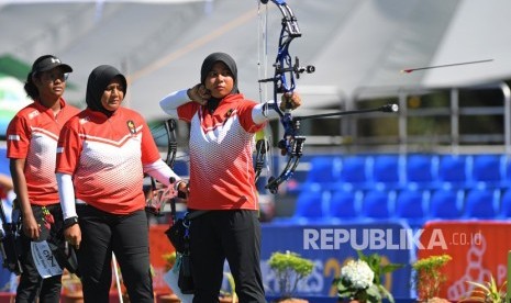 Tim panahan putri Indonesia Sri Ranti (kanan), Triya Resky Adriyani (tengah) dan Yurike Nina Bonita Pereira, melepaskan anak panah pada pertandingan Final Panahan Compound Tim Putri SEA Games ke-30 di Lapangan Parade Ground Clark Freeport, Filipina, Senin (9/12/2019).