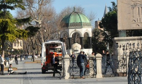 Tim paramedis membantu korban luka setelah bom mengguncang Masjid Biru di Distrik Sultanahmet, Istanbul, Turki, Selasa (12/1).