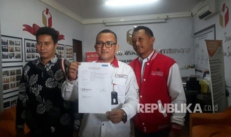 Tim pasangan calon gubernur dan wakil gubernur Jawa Barat, Tb Hasanudin dan Anton Charliyan (Hasanah) melaporkan dugaan black campaign (kampanye hitam) yang menyerang pasangan tersebut ke Sentra Penegakan Hukum Terpadu (Gakkumdu) Bawaslu Jabar, Rabu (14/3).