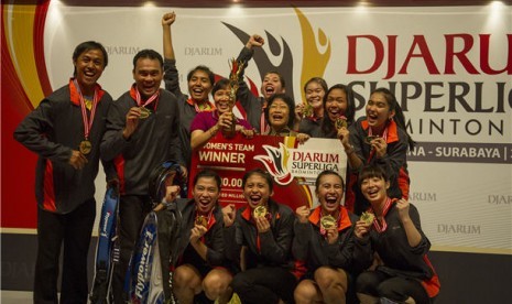 Tim PB Jaya Raya Putri naik ke atas podium pemenang setelah merebut juara pertama Djarum Superliga Badminton 2013 di DBL Arena, Surabaya, Jawa Timur, Sabtu (8/2). 