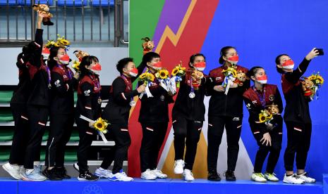 Tim pebulu tangkis putri Indonesia berswafoto di podium saat upacara penghargaan pemenang usai final bulu tangkis beregu putri SEA Games 2021 Vietnam di Bac Giang Gymnasium, Vietnam, Rabu (18/5/2022). Tim bulu tangkis beregu putri Indonesia meraih medali perak setelah kalah dari Thailand dengan skor 0-3.