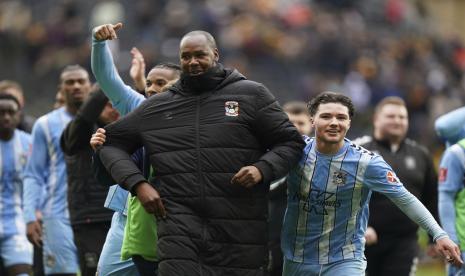 Tim pelatih dan para pemain Coventry City merayakan keberhasilan lolos ke semifinal Piala FA.