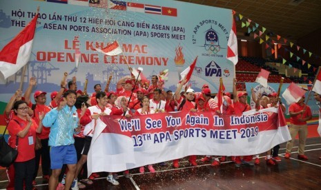 Tim Pelindo merayakan keberhasilan menjadi juara umum ajang APA Sport Meet 2016.