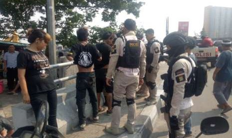 Tim Pemburu Preman Polres Jakarta Barat menyatroni komplotan pak ogah di Jalan Daan Mogot, Jakarta Barat. Kamis, (4/10). 