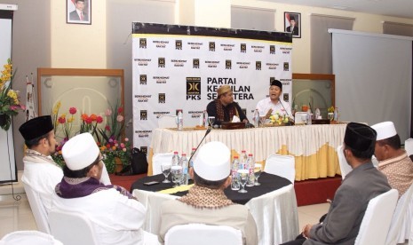 Tim Pemenangan Anies Baswedan-Sandiaga Uno menggelar acara 'Malam Silaturahmi Jakarta, Maju Kotanya Bahagia Warganya' di Markas Dakwah Dewan Pimpinan Pusat Partai Keadilan Sejahtera (DPP PKS), Pasar Minggu, Jakarta Selatan, Selasa (31/1).