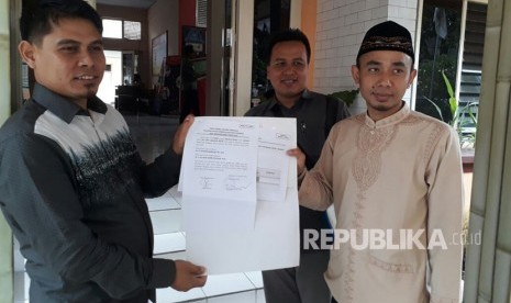 Tim pemenangan bakal pasangan calon Pilgub NTB Zulkieflimansyah dan Siti Rohmi Djalilah menerima tanda terima sebagai bukti kelengkapan persyaratan dari KPUD NTB pada Kamis (18/1).