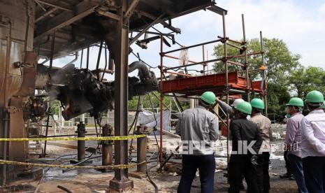 Tim pemeriksa dari Polres Cilegon melihat pipa sumber ledakan di pabrik kimia PT Mitsubishi Chemical Indonesia (MCCI), Cilegon, Banten, Rabu (23/2/2022). Ledakan yang mengakibatkan seorang karyawan luka tersebut berasal berasal dari pipa yang menghubungkan reaktor dengan tabung kristalisator untuk memproduksi biji plastik. 