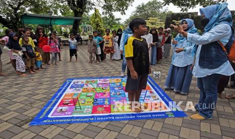 Tim Pemulihan Psikologis Dinsos Provinsi Banten menggelar acara bermain bersama untuk penyembuhan psikologis atau Trauma Healing bagi anak-anak korban banjir di area pengungsian di Benteng Speelwijk, Kasemen, Serang, Banten, Jumat (4/3/2022). Badan Penanggulangan Bencana Daerah (BPBD) Banten mencatat banjir yang melanda Kota Serang dan sekitarnya sejak Senin (28/2) mengakibatkan 8 orang meninggal dunia 2.413 rumah terendam dan 3.500 warga mengungsi. 