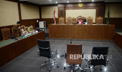 Tim penasihat hukum tersangka dugaan pembunuhan Wayan Mirna Salihin, Jessica Kumala Wongso, dan Tim dari Polda Motreo Jaya menghadiri sidang praperadilan kliennya di PN Jakarta Pusat, Selasa (23/2).(Republika/Yasin Habibi)