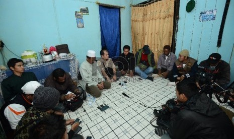 Tim Pencari Fakta (TPF) Komat Tolikara bertemu dengan Imam pada Shalat Idul Fitri di Musholla, Ustadz Ali Muchtar di Tolikara, Papua, Kamis (23/7).