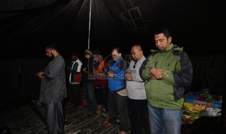 Tim Pencari Fakta (TPF) Komat Tolikara Shalat berjamaah bersama pengungsi di posko pengungsian yang berada di Tolikara, Papua, Kamis (23/7). 