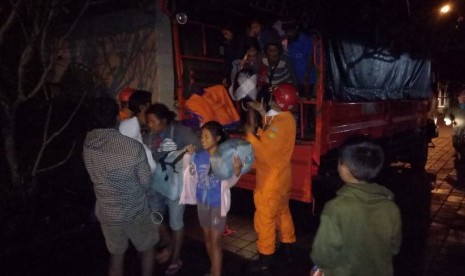 Tim Pencarian dan Penyelamatan (SAR) kembali mengevakuasi warga pengungsi di sekitar Gunung Agung, Kabupaten Karangasem seiring peningkatan seismik gunung api tertinggi di Bali tersebut sejak Kamis (28/6). 