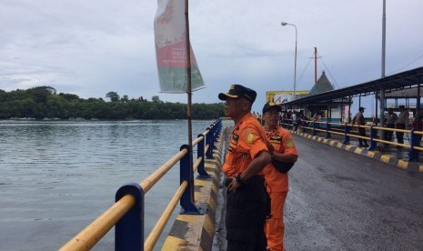 Tim Pencarian dan Pertolongan (SAR) dan Komite Nasional Keselamatan Transportasi (KNKT) memantau arus transportasi laut sejumlah pelabuhan di Bali.