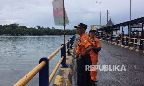 Tim Pencarian dan Pertolongan (SAR) dan Komite Nasional Keselamatan Transportasi (KNKT) memantau arus transportasi laut sejumlah pelabuhan di Bali. 