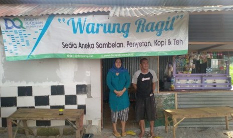 Tim Pendayagunaan Dompet Alquran Indonesia Cabang Mojokerto berkunjung ke Warung Ragil. Warung yang juga berfungsi sebagai rumah itu adalah milik Bu Erna.