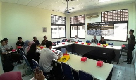 tim peneliti dari Sekolah Kajian Stratejik dan Global (SKSG) Universitas Indonesia (UI) sedang berdialog dengan stakeholder apertemen. 