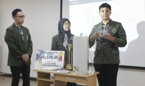 Tim peneliti dosen dan mahasiswa Universitas Jenderal Ahmad Yani (Unjani),  Cimahi berhasil membuat produk lapisan penyaring (membran filtrasi) limbah  industri berbahan ramah lingkungan. Bahan yang dikembangkan diantaranya  yaitu sayur busuk seperti terong, kentang dan pisang.