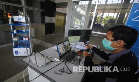 Tim peneliti mengendalikan Robot Medical Assistant ITS-UNAIR (RAISA) saat diuji coba di Gedung Pusat Robotika Institut Teknologi Sepuluh Nopember (ITS), Surabaya, Jawa Timur, Selasa (14/4/2020). Robot RAISA yang dibuat dari hasil kerja sama ITS dan Rumah Sakit Universitas Airlangga (RSUA) tersebut guna membantu tenaga kesehatan (nakes) dalam melakukan pelayanan sekaligus mengurangi interaksi langsung dengan pasien COVID-19.