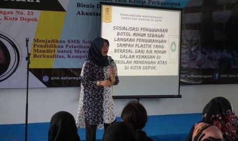 Tim Pengabdi FHUI melakukan sosialiasi tentang penggunaan botol minum sebagai langkah pengurangan sampah plastik yang berasal dari Air Minum Dalam Kemasan (AMDK) di Sekolah Menengah Atas di Kota Depok. 