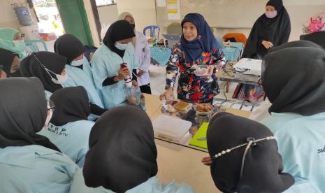 Tim pengabdian dosen Teknologi Pangan, Universitas Muhammadiyah Malang (UMM) memberikan pelatihan cara membuat bakso rumput laut.di SMKN 2 Batu. 