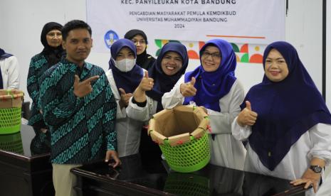 Tim pengabdian masyarakat dari Universitas Muhammadiyah Bandung mengadakan pelatihan pengelolaan sampah rumah tangga di Bandung, Jabar.