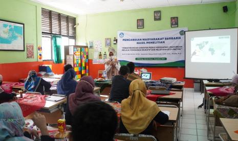 Tim pengabdian masyarakat Uhamka bekerja sama dengan SDN 03 Cilincing dalam berupaya mengembangkan karater siswa yang peduli kesehatan lingkungan melalui permainan edukatif.