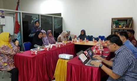 Tim Pengabdian Masyarakat Universitas Indonesia (UI) dari FH dan FEB  melakukan pengabdian kepada pengelola BMT/ koperasi syariah di kantor BMT Al-Mujahidin, Pontianak.