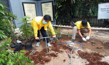 Pekerja membuat lubang resapan Biopori untuk antisipasi banjir (ilustrasi).