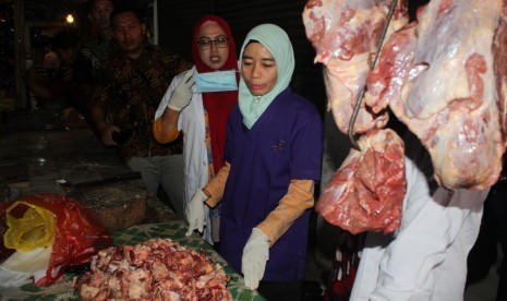 Tim pengawas dari Dinas Peternakan dan Perikanan Kabupaten Purwakarta, saat memeriksa kondisi daging dan ikan di Pasar Simpang Purwakarta, Jumat (31/5). 