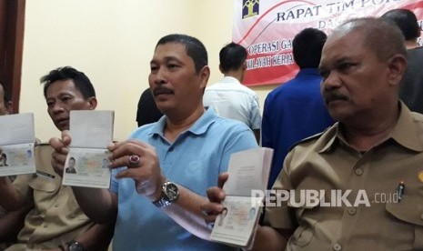 Tim Pengawasan Orang Asing (Timpora) Kabupaten Cianjur di bawah kordinator Kantor Imigrasi Kelas II Sukabumi mengamankan lima orang warga negara asing asal Cina yang diduga melanggar izin tinggal dengan bekerja di perusahaan tambang di Cianjur, Selasa (28/11).