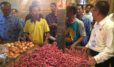 Tim Pengendali Inflasi Daerah (TPID) Kota Tasikmalaya melakukan inspeksi mendadak (sidak) di Pasar Induk Cikurubuk, Kota Tasikmalaya, Kamis (2/5) siang. 