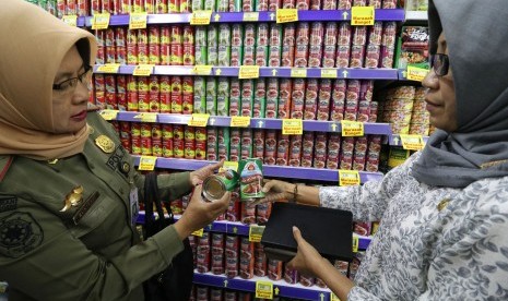 Tim Pengendali Inflasi Daerah (TPID) melakukan razia ikan kaleng mengandung cacing di salah satu pusat perbelanjaan, di Kota Kediri, Jawa Timur, Kamis (29/3).