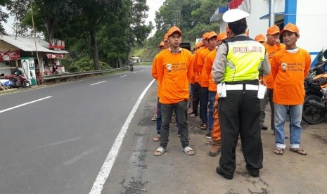 Tim pengganjal ban bersiaga di kawasan tanjakan Gentong Kecamatan Kadipaten Kabupaten Tasikmalaya, Selasa (12/6).