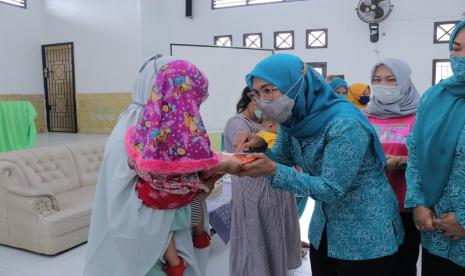 Tim Penggerak (TP) PKK Provinsi Kepulauan Bangka Belitung (Babel) bersama Dinas Pemberdayaan Masyarakat Desa (DPMD) Provinsi Kepulauan Bangka Belitung (Babel) hadir menyaksikan kegiatan pemberian makanan tambahan berbasis pangan lokal bagi peserta posyandu di Desa Keretak Atas dan Desa Sungaiselan Atas, Kecamatan Sungai Selan, Kabupaten Bangka Tengah, Selasa (15/9). 