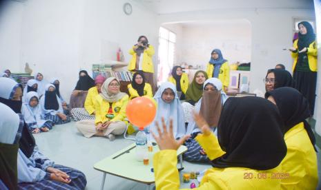 Tim Pengmas FMIPA dan FKM UI menggelar program Einstein bagi santri tuli Pondok Pesantren Darul Ashom, DIY, Ahad (19/8/2023).