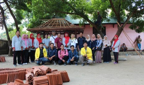 Tim Pengmas KWA Universitas Indonesia, guru, dan relawan Berugak Baca di SDN 3 Batulayar, Sabtu (3/8).