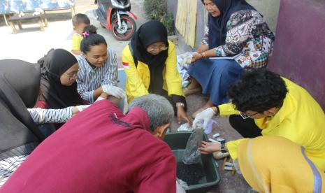 Tim Pengmas UI memberi pelatihan stick vertilizer di Kampung Tengah RT 002/ RW 003, Kramat Jati, Jakarta Timur.