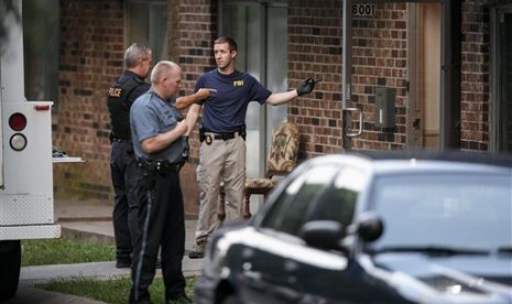 Tim pengolah bukti FBI menggeledah kompleks apartemen Waldo Heights di Kansas City, Missouri, Ahad, 17 Juli 2016. Penggeledahan itu terkait penembakan yang menewaskan tiga polisi di Baton Rouge, Louisiana.