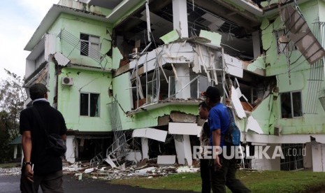 Tim peninjau dari Badan Nasional Penanggulangan Bencana (BNPB) meninjau Gedung Pusat Perpustakaan Institut Agama Islam Negeri (IAIN) Ambon yang rusak akibat terdampak pergerakan tanah di kawasan kampus IAIN, Desa Batu Merah, Ambon, Maluku, Ahad (9/6/2019). 