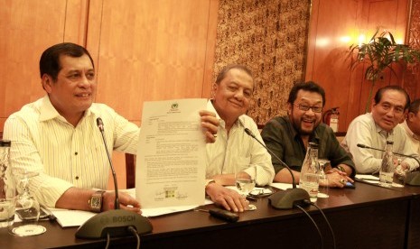 Tim penjaringan pilkada (Tim 10) Partai Golkar kubu Aburizal Bakrie MS Hidayat (kedua kiri), Nurdin Halid (kiri) dan Theo Sambuaga (kanan) bersama kubu Agung Laksono Yorrys Raweyai (kedua kanan) memberikan keterangan pers terkait Calon Pimpinan Pilkada Par